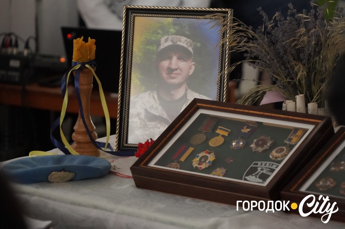 Фото та нагороди Андрія Бахтова.