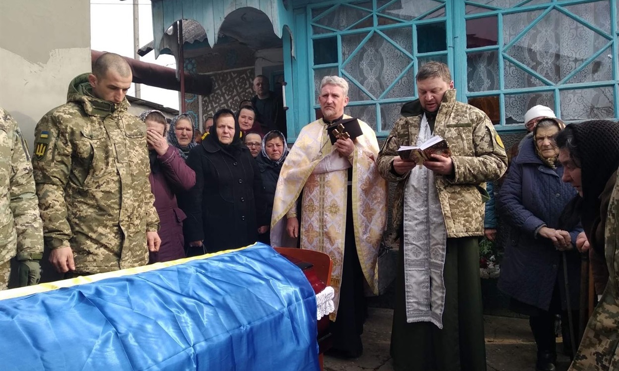 Заупокійна молитва біля будинку загиблого.