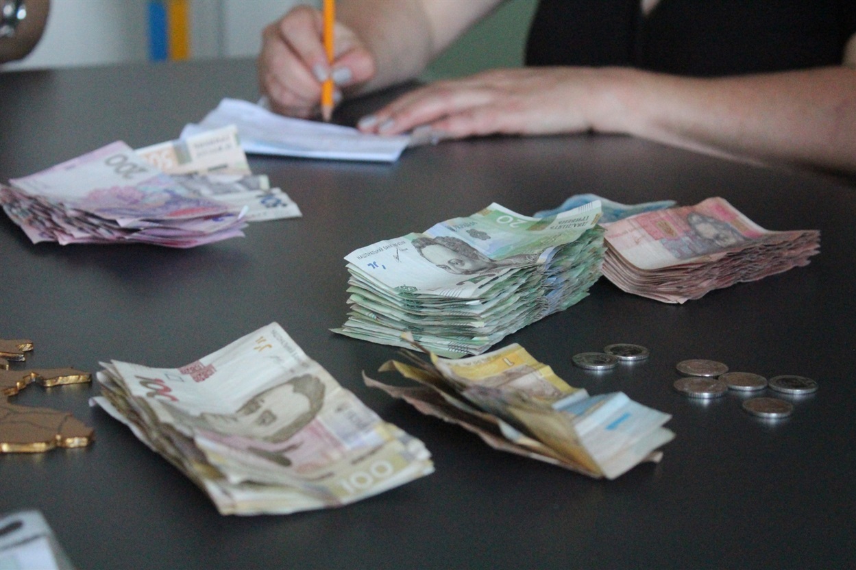 Підраховували кошти щотижня у міськраді.