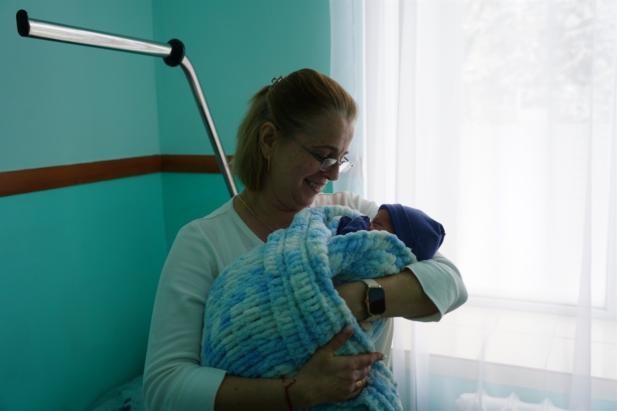 Новонароджений Марк із бабусею, матір'ю Вікторії 