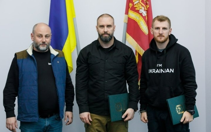 Павло Філіпенко з очільником Харківської ОВА Олегом Синєгубовим (по центрі) та головою «Добробату» Ростиславом Смірновим (з права).
