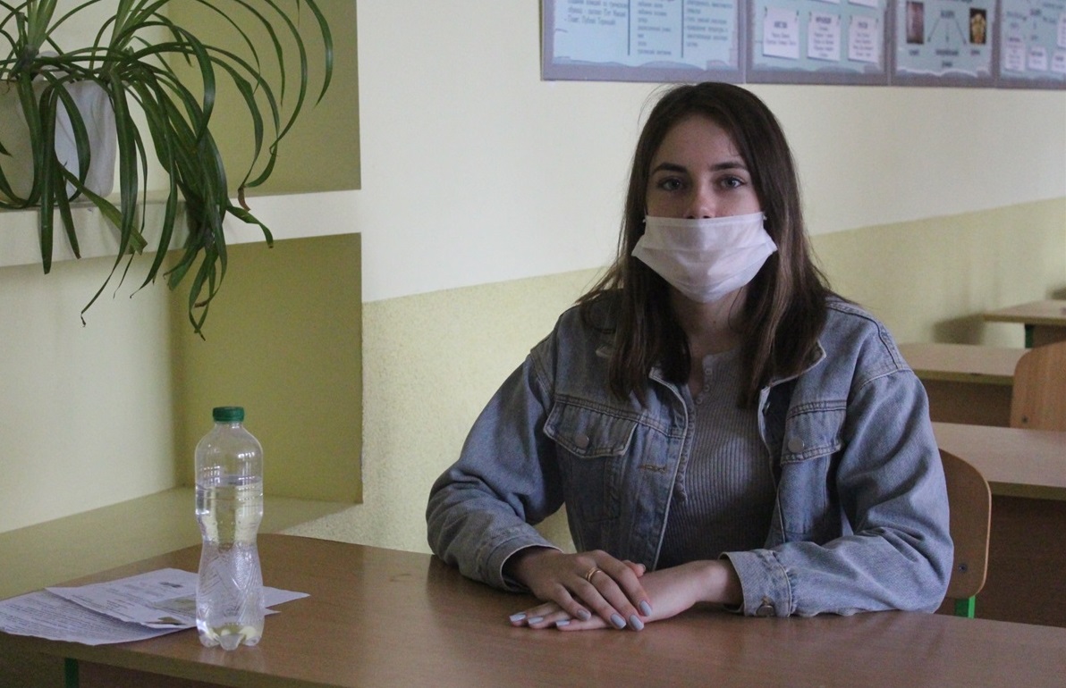 МОН розглядає три варіанти початку нового навчального року в Україні. Ці варіанти планують міксувати. Про це повідомляє РБК-Україна.