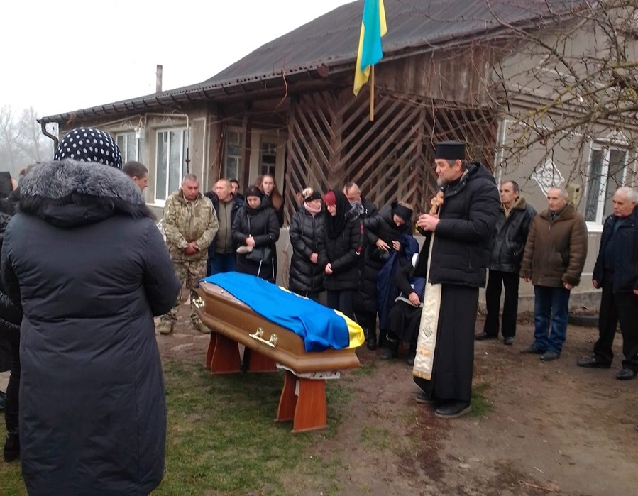 Поминальна літургія біля батьківського дому Олександра. 