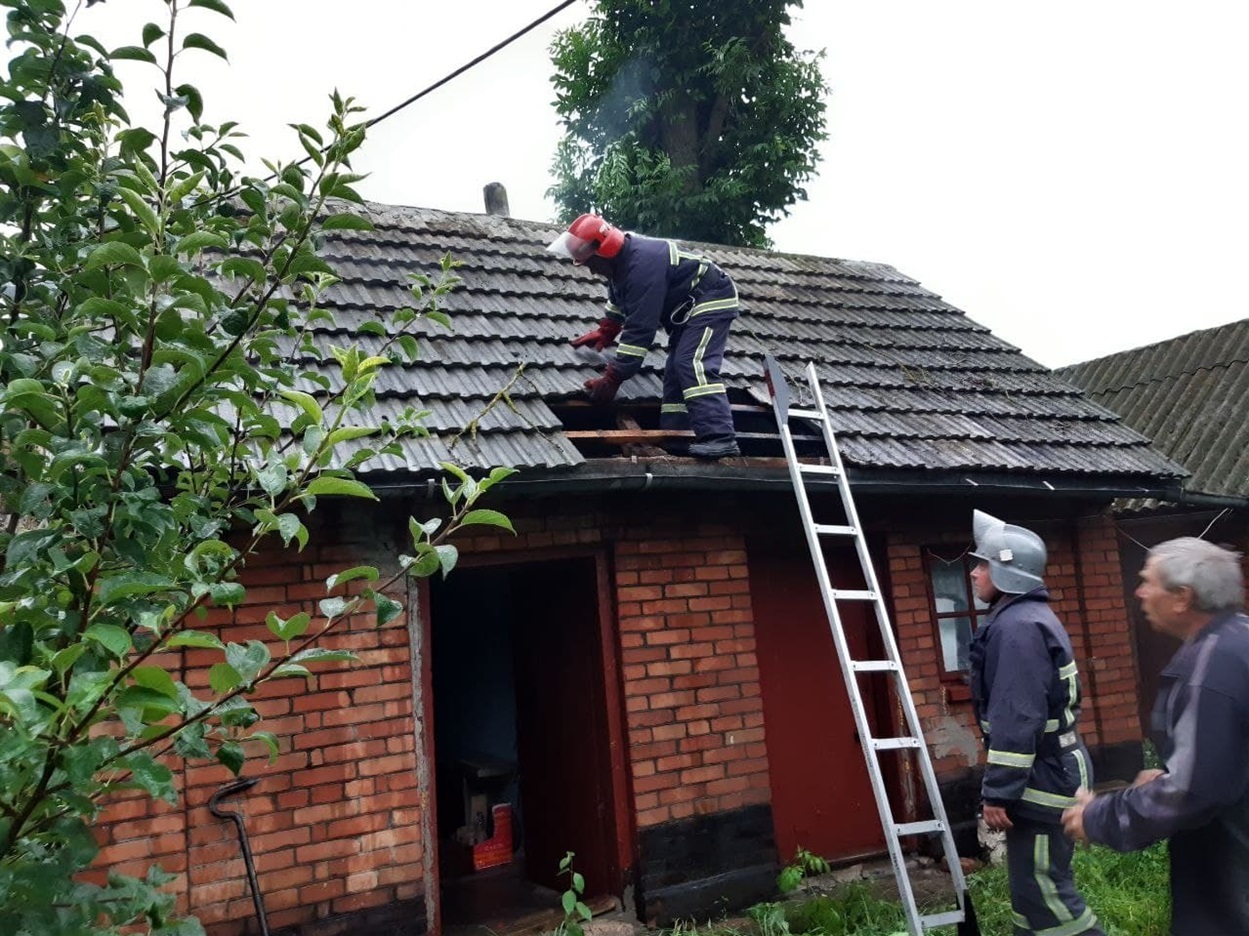 Рятувальників викликали сусіди, оскільки власників майна на місці не було. 

