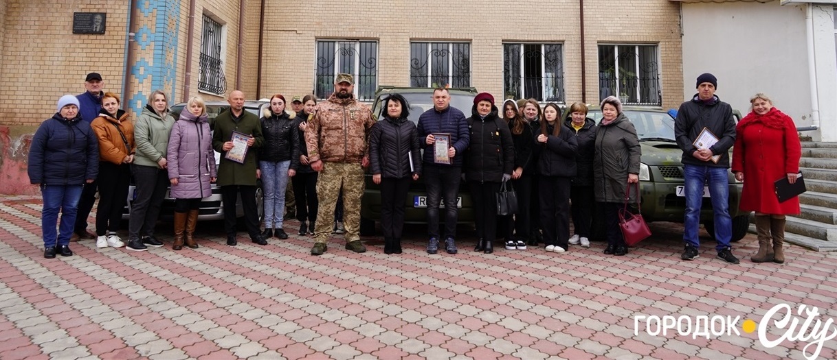 Автівки військовим передали 29 березня біля будинку культури