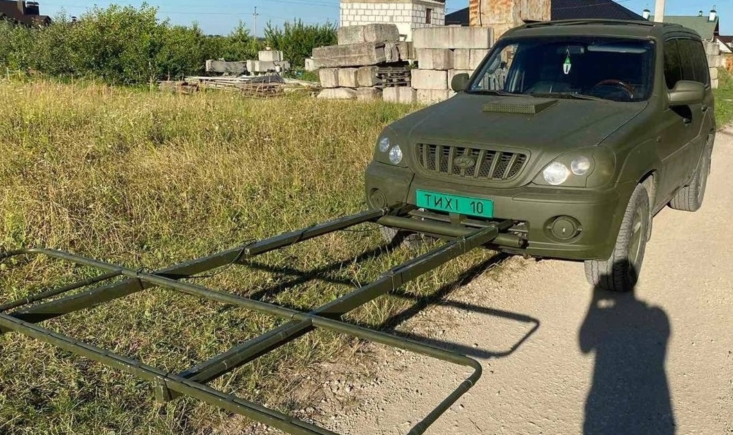 Підприємець Максим Басун не тільки передає авто бійцям ЗСУ, але й разом з командою умільців модернізує автомобілі.