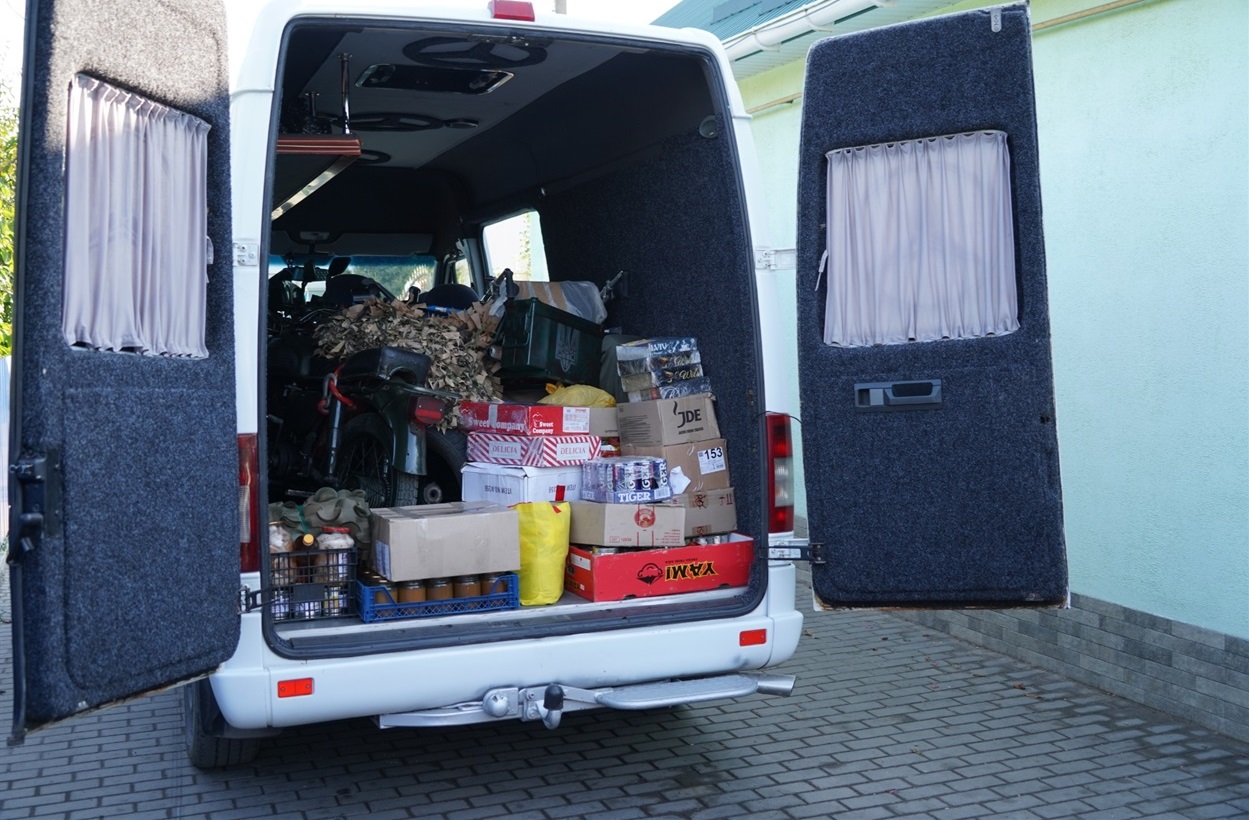 Окрім мотоциклів, чоловіки повезли військовим і харчові продукти, і окопні свічки та іншу допомогу.