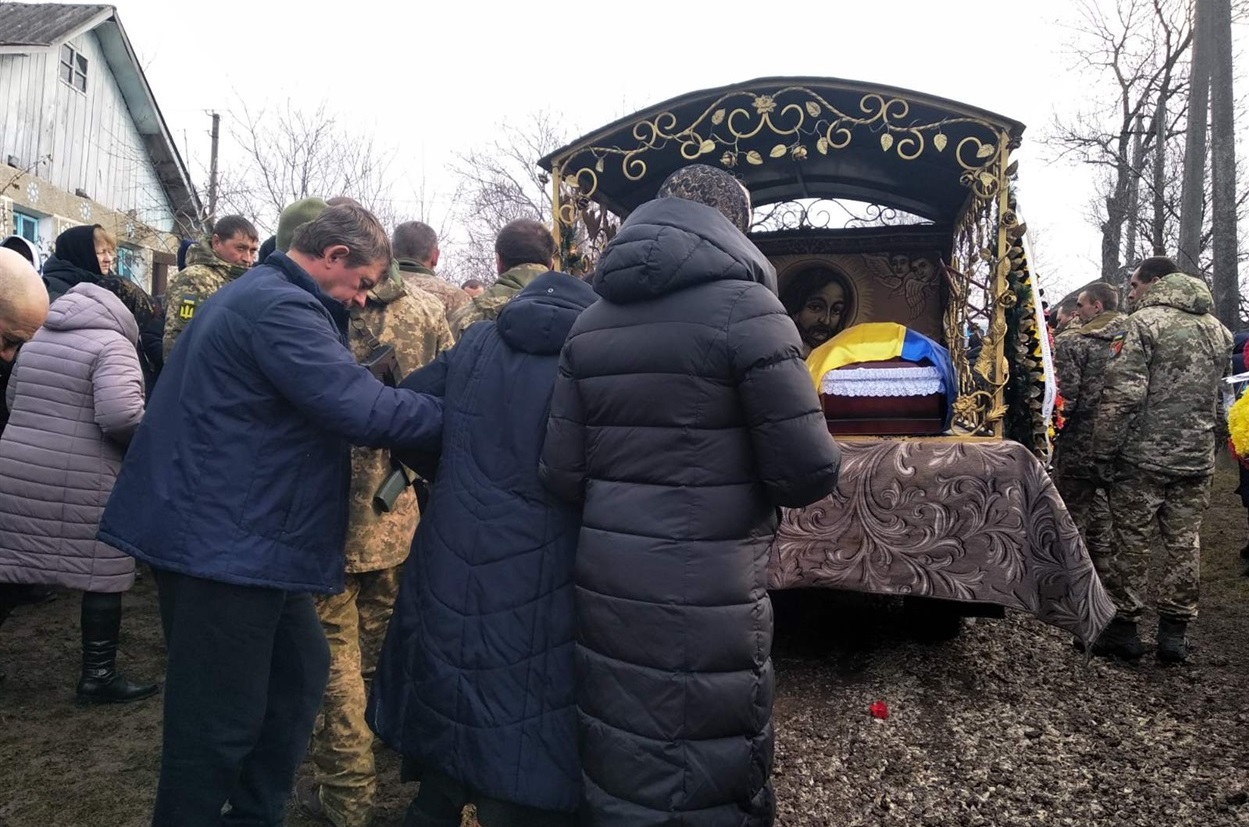 Рідні проводжають Героя в останню путь.