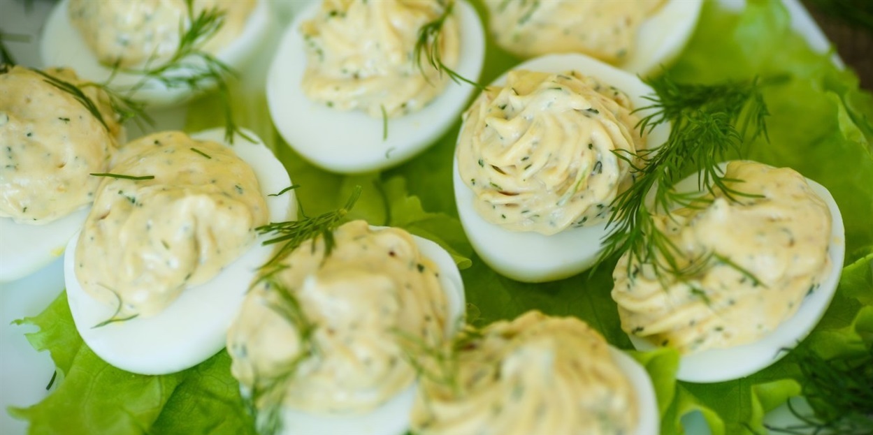 Фаршировані яйця з кальмаром та зеленим горошком