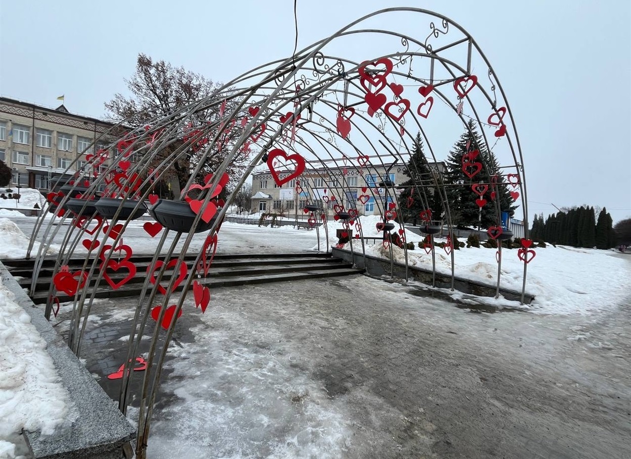 Арка із серцями у Городку