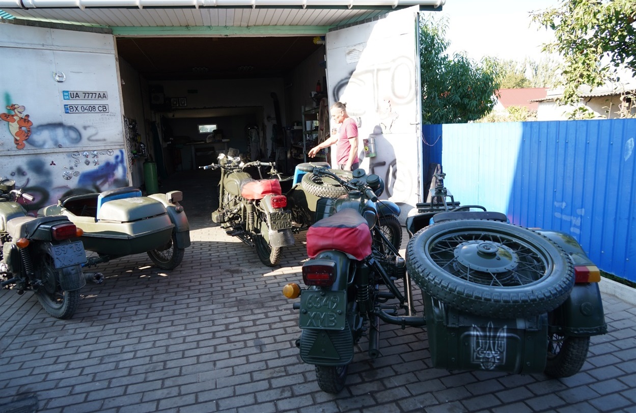 Небайдужі городоччани віддають волонтерам старі мотоцикли, які потім їдуть на фронт