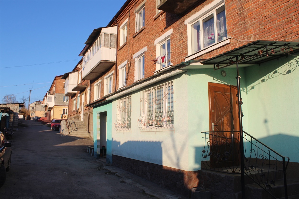 Прибудинкова територія будинків по вулиці Шевченка 