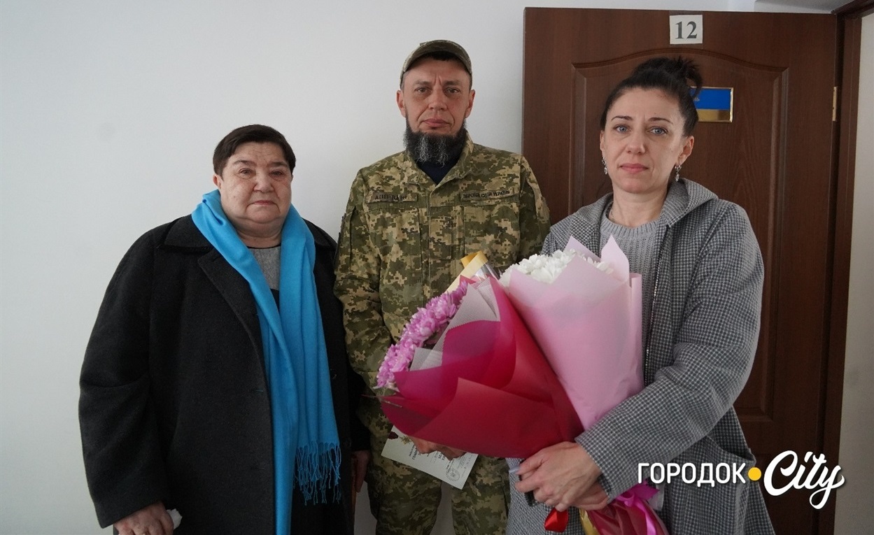 Руслан Гулько з мамою та сестрою 