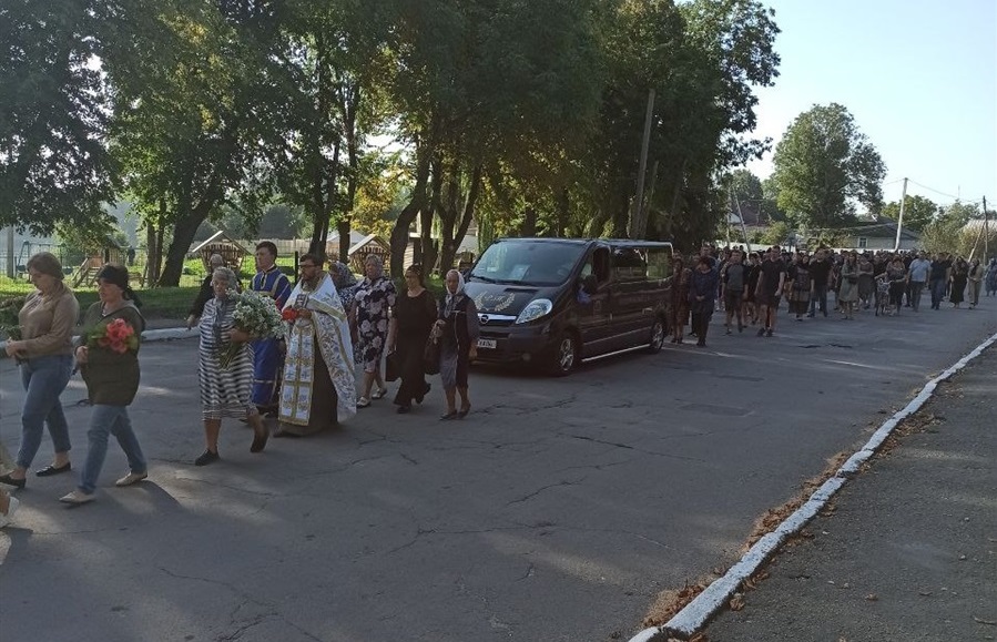 Лісоводчани проводжають свого захисника в останню путь. 