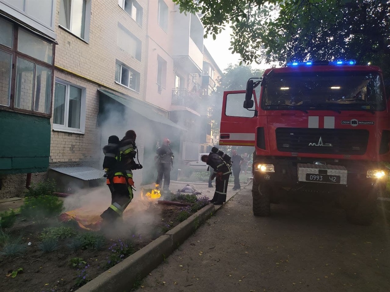 Внаслідок пожежі задимлено під’їзд будинку.