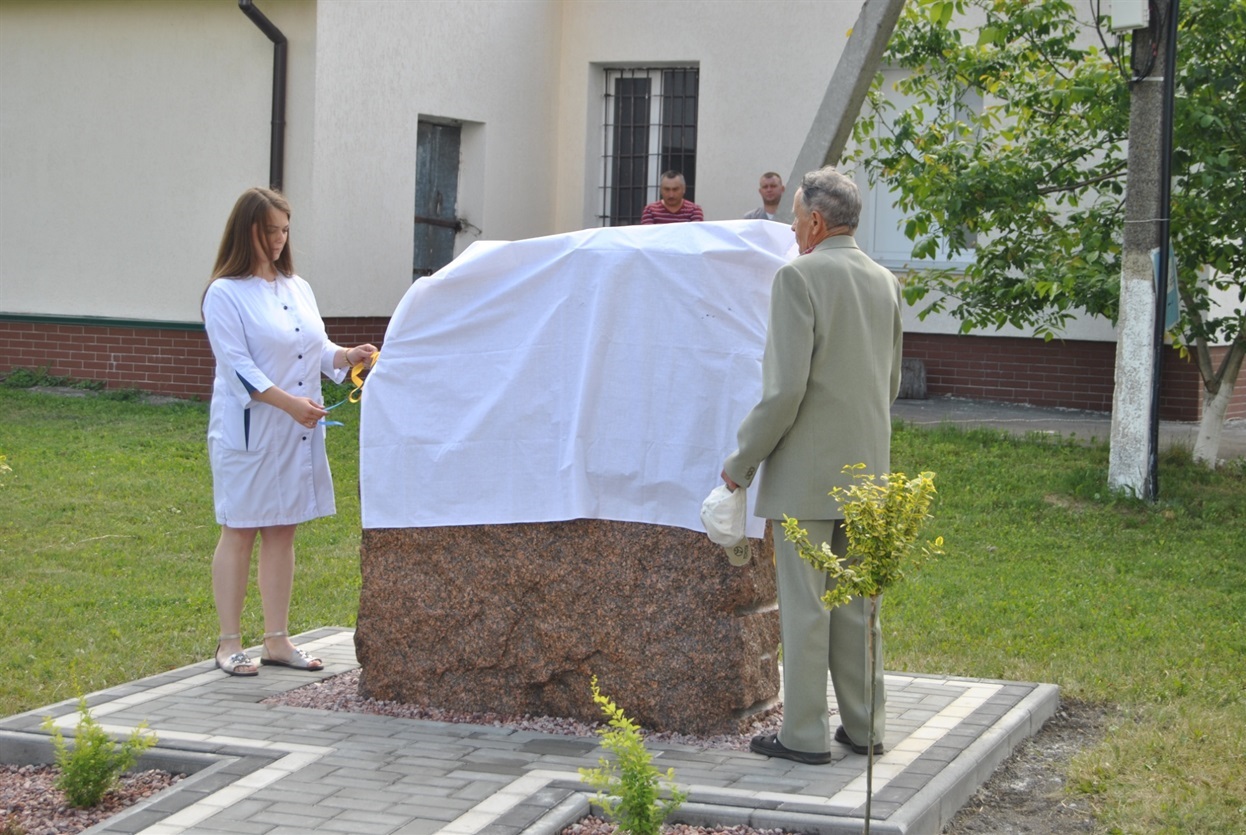 Урочисту місію відкриття муралу виконали представники двох поколінь:  лікарка-ендокринолог Тетяна Скавронська та ветеран медицини, лікар-терапевт Йосип Слободян.