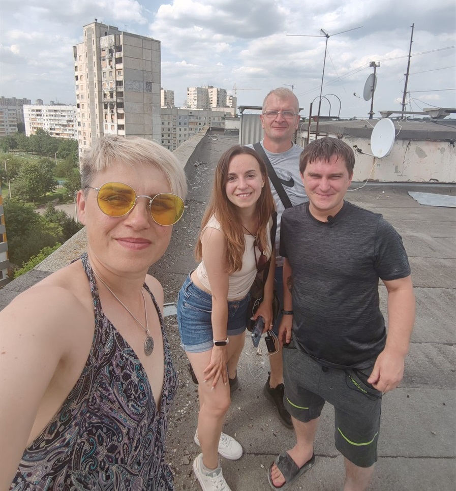 Yа даху дому Дмитра Ольга записувала сторіз. На фото журналістка Городок.City з частинкою команди «Добробату».