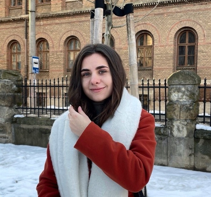 Юлія Поляруш на фоні університету ім. Федьковича.