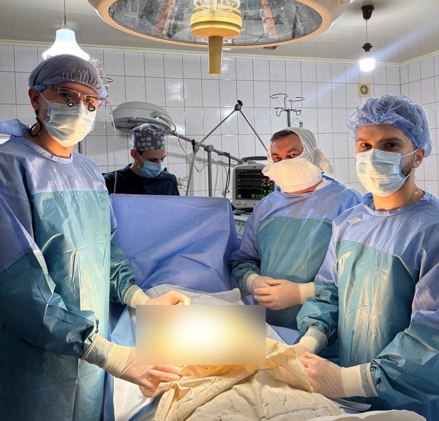 Команда медиків, які проводили першу операцію із забору органів  у Городку
