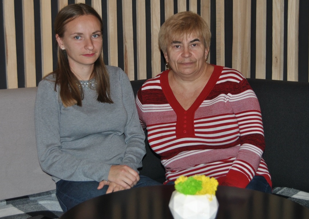 Мама та донька. Обидві дуже переживають за своїх рідних чоловіків, моляться за них і вірять, що все буде добре.