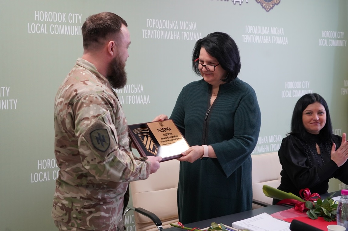 Військовий вручив Неонілі Андрійчук Подяку, підписану полковником, командиром 3-ої окремої штурмової бригади Андрієм Білецьким.