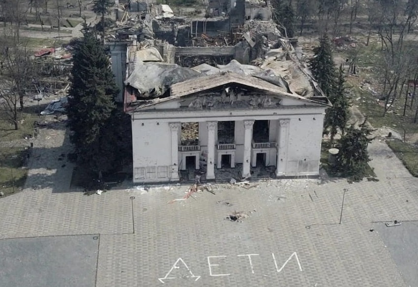 Театр у Маріуполі був бомбосховищем для мирних жителів. внаслідок бомбардувань 16 березня, за даними Маріупольської міськради, загинули 300 людей.