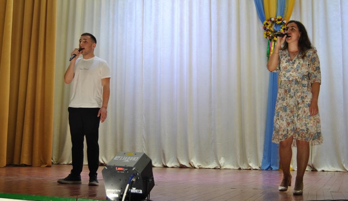 Звучала навіть пісня про Сатанів, яку написав юний сатанівчанин Вадим Столярик.