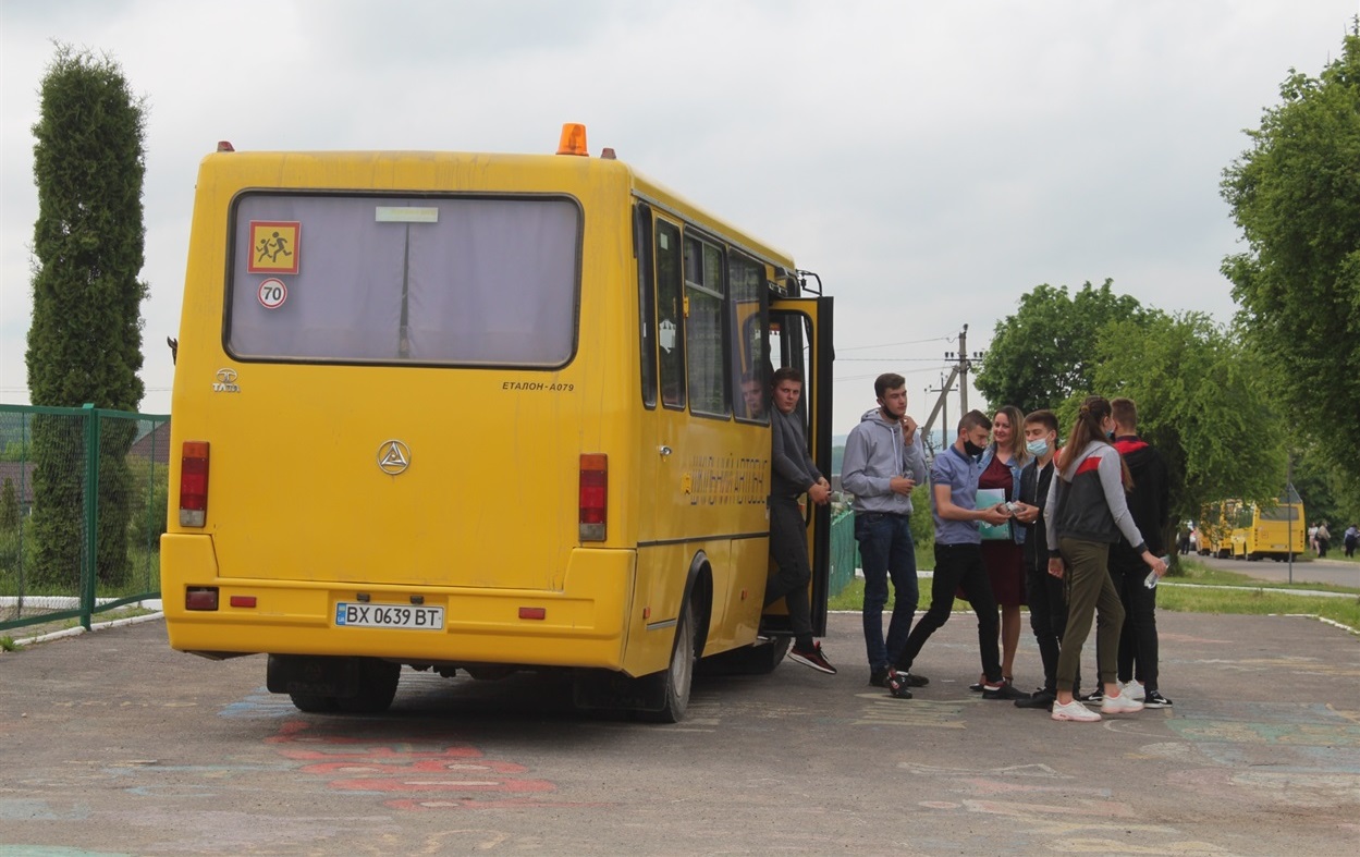 Учнів із старостинських округів Городоцької громади і Ярмолинеччини до пунктів проведення ЗНО довозили шкільними автобусами. 