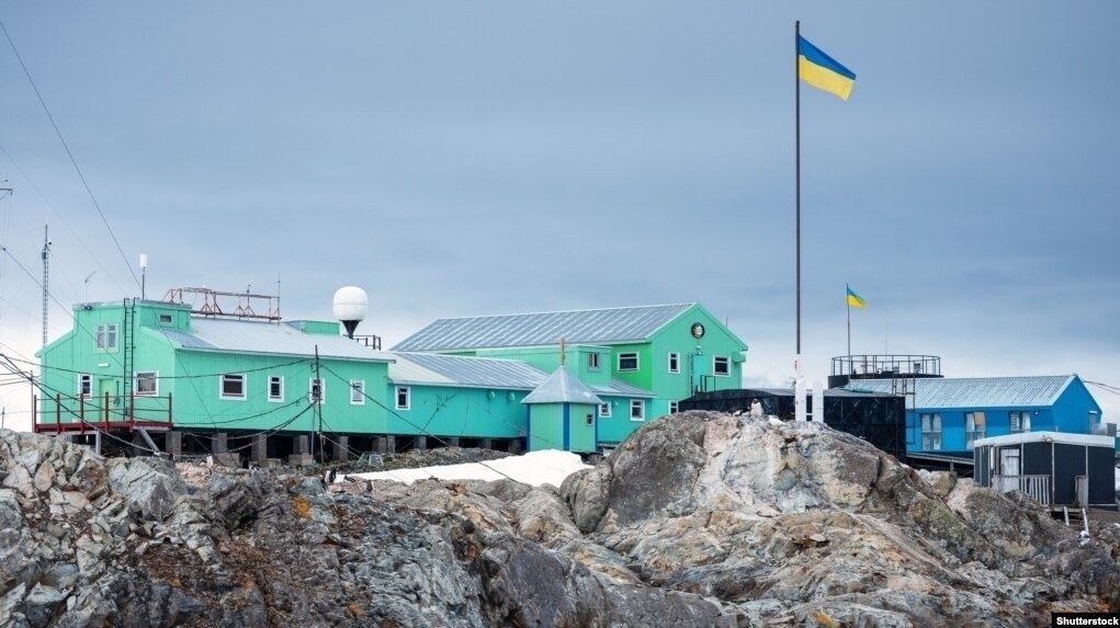 Українська антарктична станція «Академік Вернадський», яка розташована на мисі Марина острова Галіндез за 7 кілометрів від західного узбережжя Антарктичного півострова