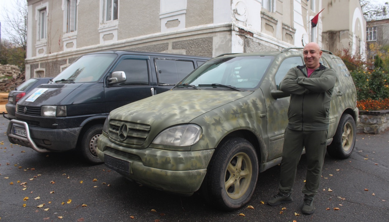 Олег Сабадах біля чергового відремонтованого та перефарбованого автомобіля.
