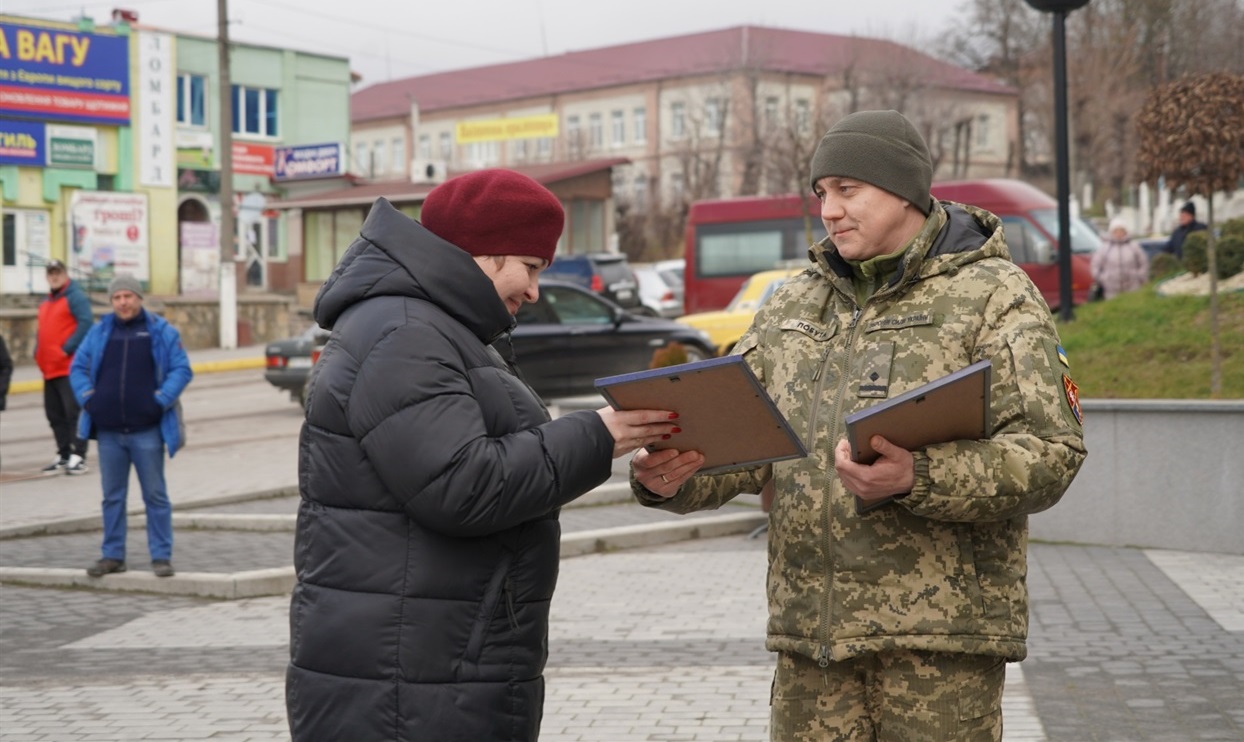 Представниці Городоцького центру ПМСД отримує подяку за волонтерство від другого відділу ТЦК та СП