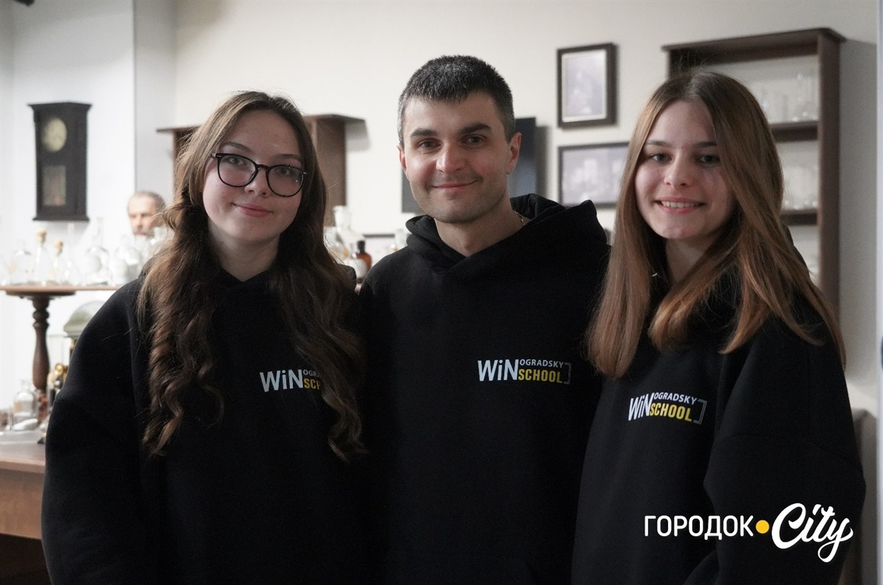 Наталія Боднарчук та Вікторія Гедз із вчителем Андрієм Мутикою