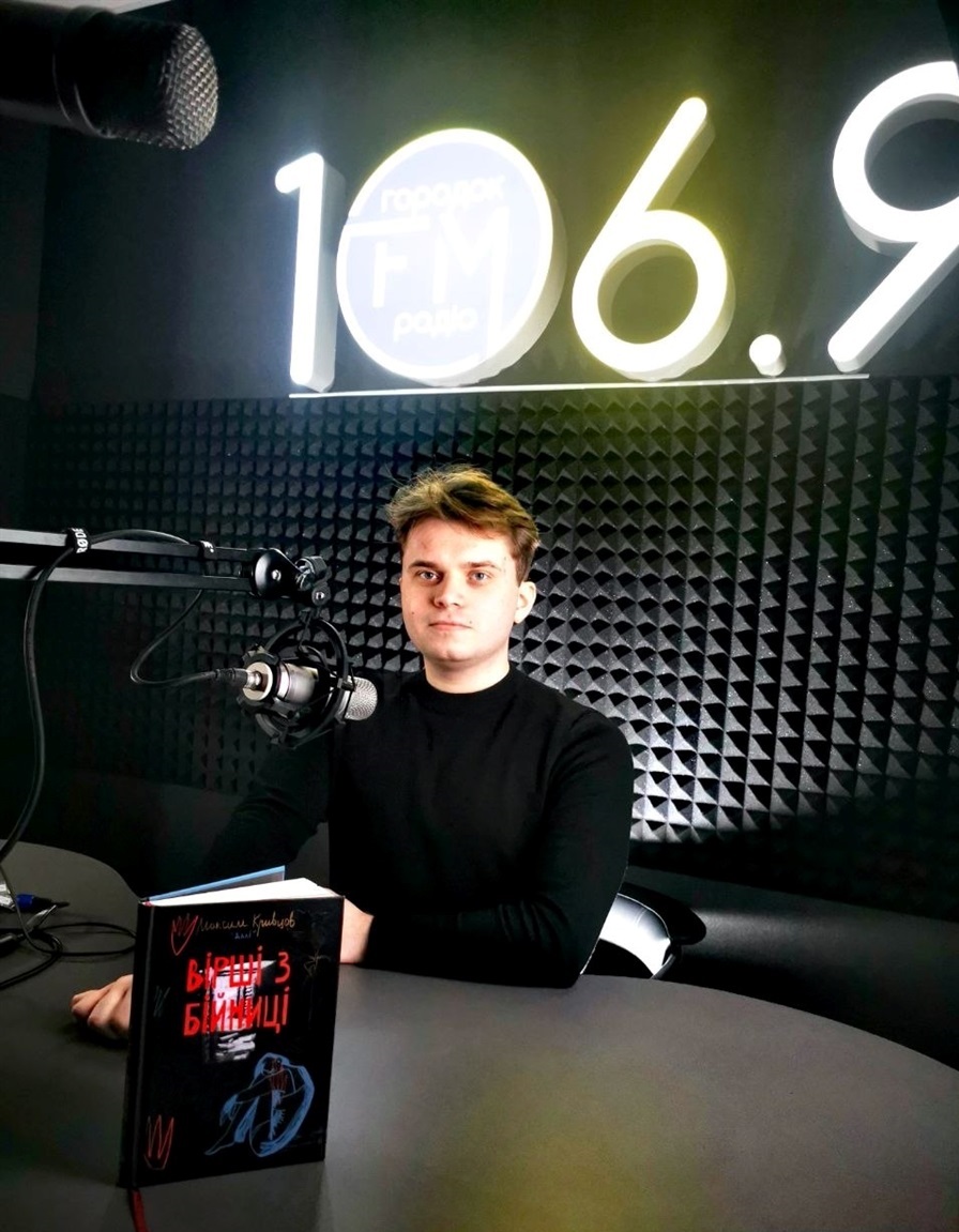 Тарас Гріх під час інтервʼю на місцевому радіо Городок ФМ