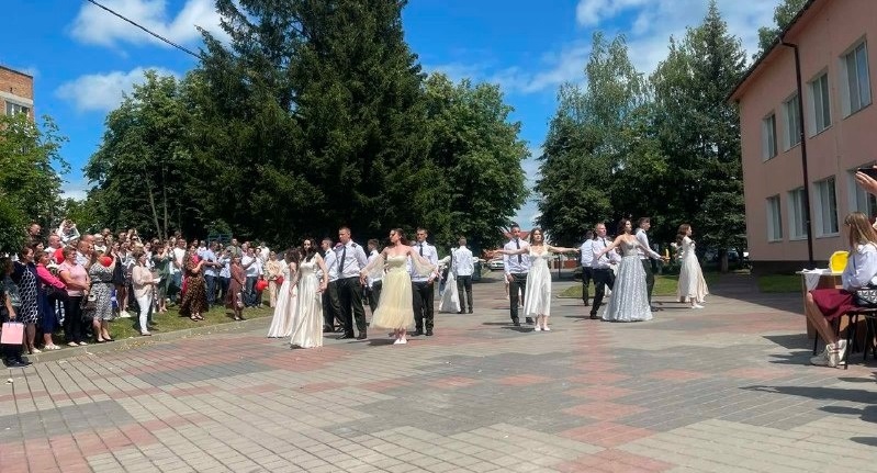 Завершилося свято традиційним танцем — випускним вальсом.
