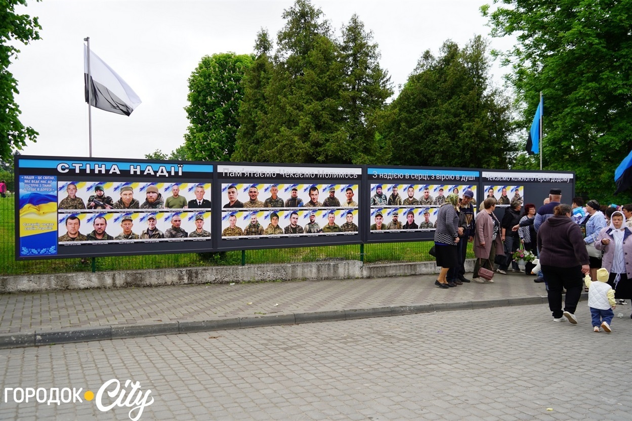 На Стіні надії у Сатанові фотографії 43 зниклих безвісти військових