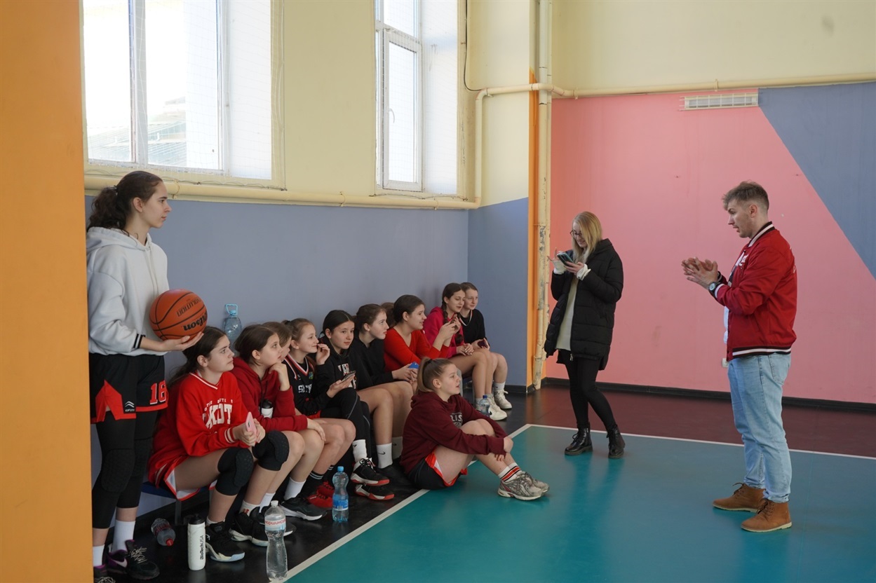 Сергій Іжицький дає останні перед грою настанови своїїм підопічним.