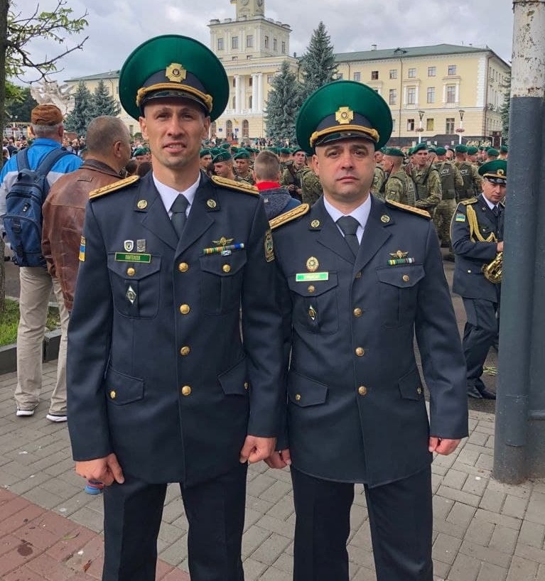 Син Кирило із побратимом.