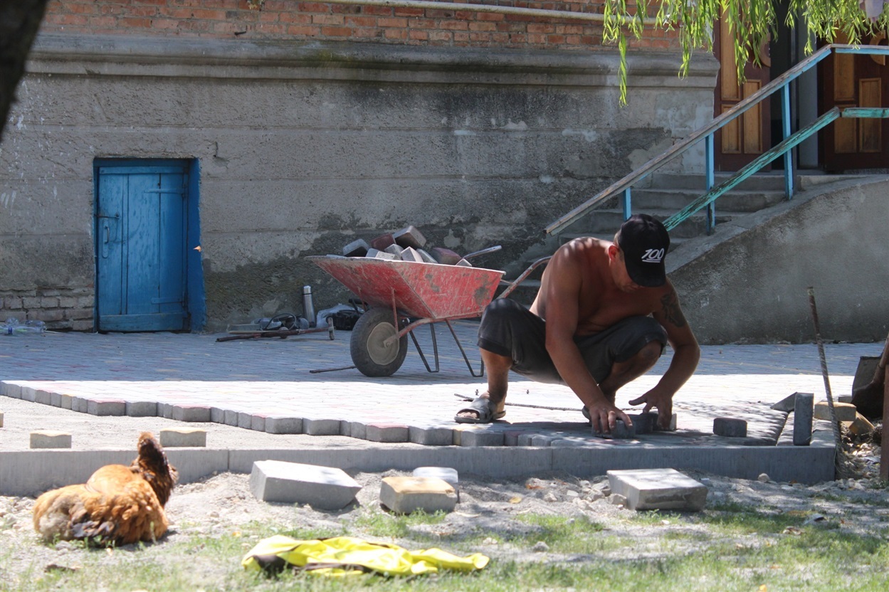 Переможцем тендеру знову стала «Чемеровецької будівельної компанії», яка облаштовувала подвір’я по вулиці Шевченка білі будинків № 27, 29 та 31.