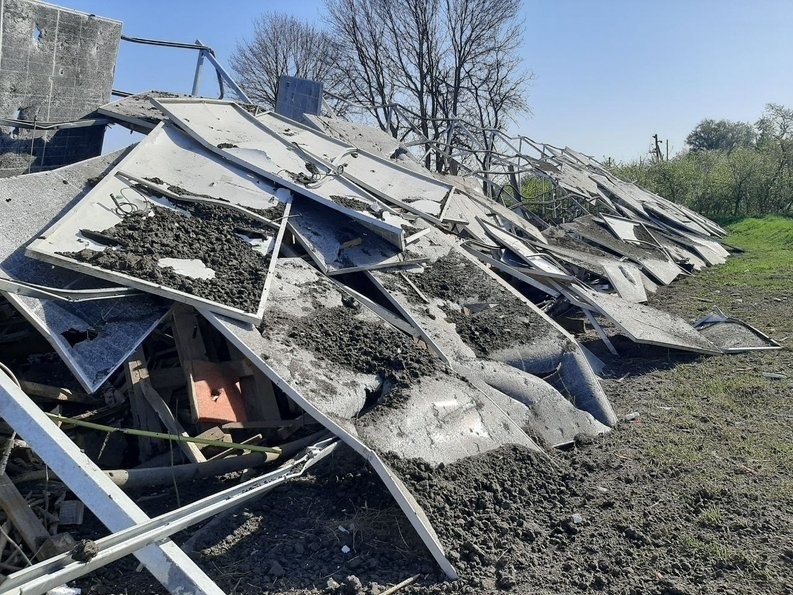 Руйнування на подвір'ї одного з пошкоджених будинків, 24 квітня 2025, Хмельниччина.