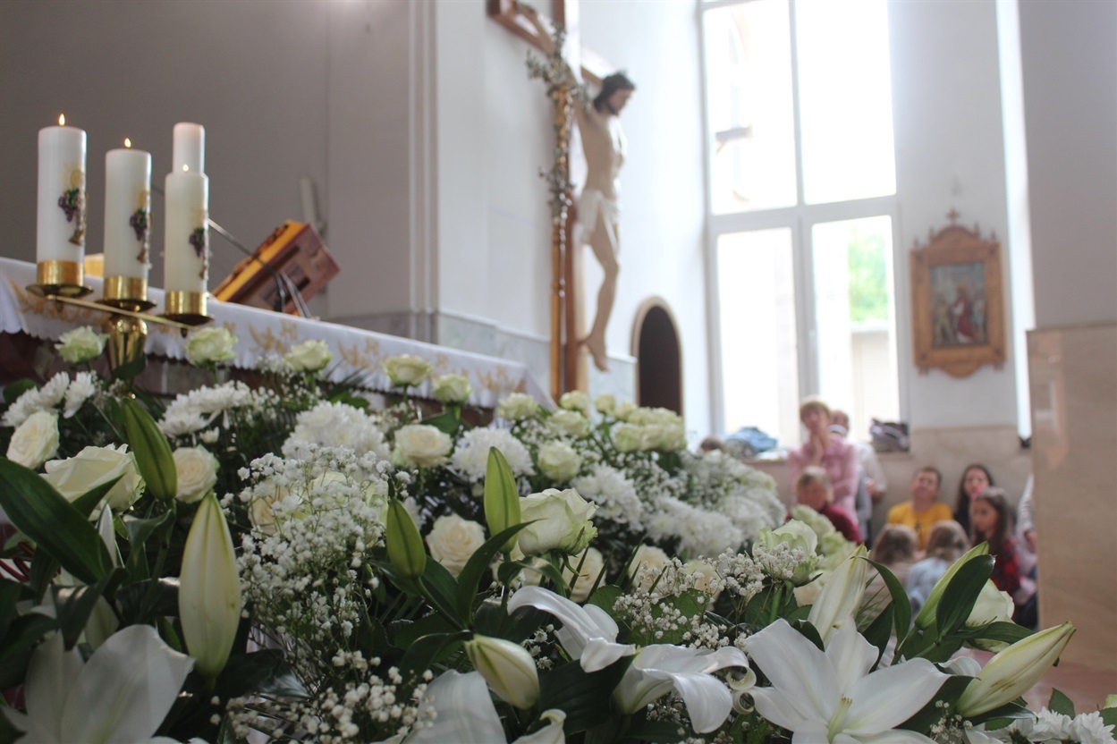 На урочистість Святого Антонія храм у Городку зазвичай прикрашають білими трояндами і ліліями, які є символом чистоти. А ще прийнято біля ікони чудотворця ставити гілля берези. Після урочистості листя з дерева також вважають чудотворним.