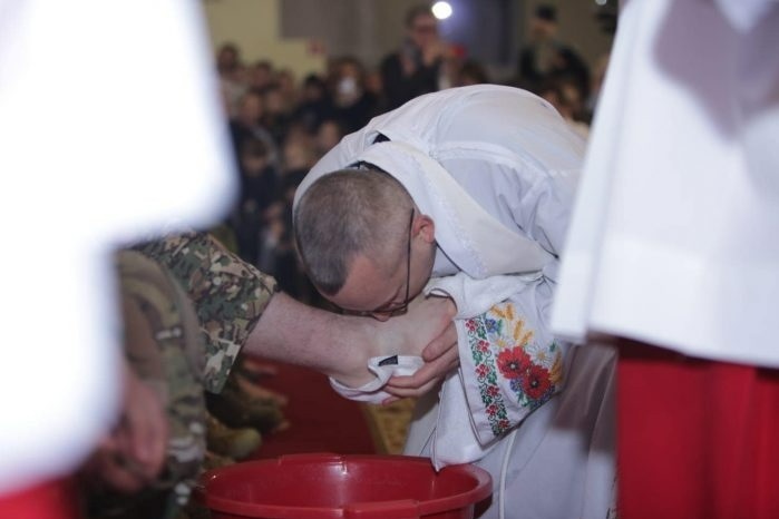 Ця подія є свідченням того, що Ісус, будучи Царем, Сином Божим, прийшов у світ не лише для того, щоб панувати, а для того, щоб служити людям. 