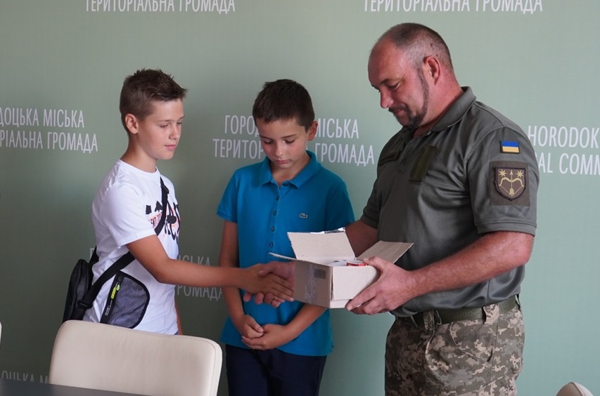 Юні волонтери передають ліки військовому