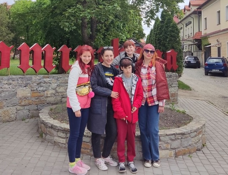 Анна із сином, донькою, племінницею та сестрою.