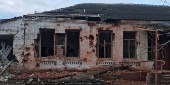 У Золочеві орки розбомбили школи, лікарню, автостанцію, багатоповерхівки, центр містечка. 
