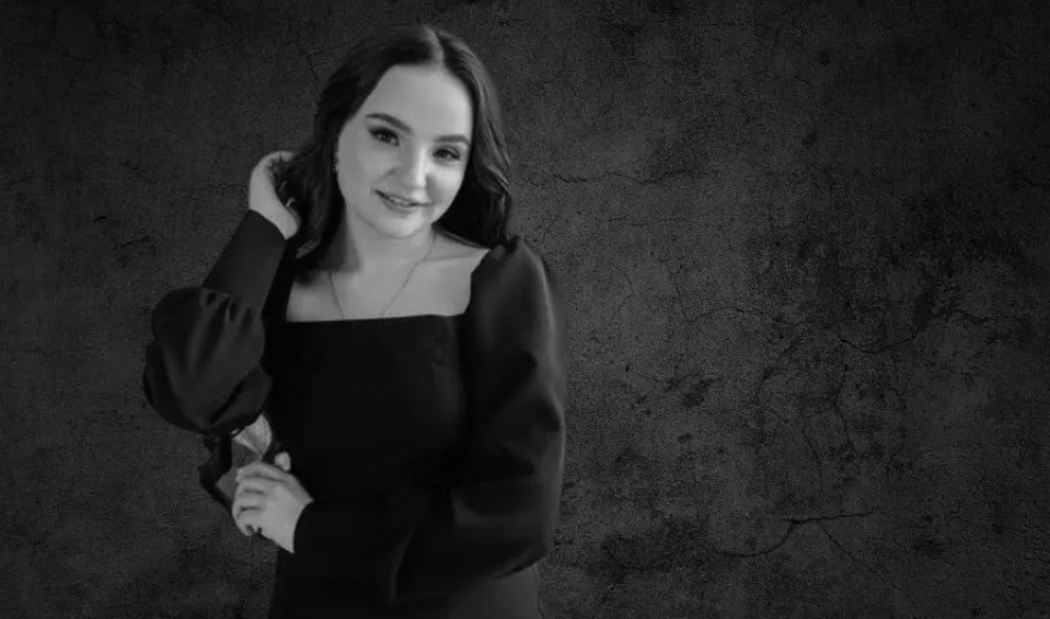 Місцеві ЗМІ пишуть, що загиблу звуть Оксана Музика.