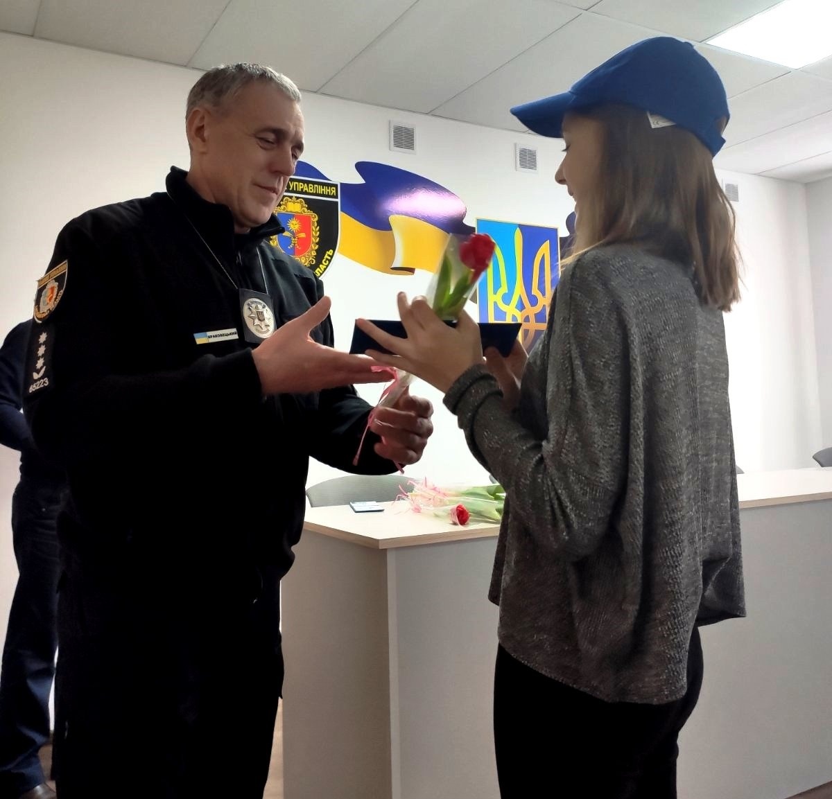 12-річниця городоччанка Єлизавета отримує посвідчення від начальника відділу поліцейської діяльності №1 Хмельницького районного управління поліції Юрія Краковецького