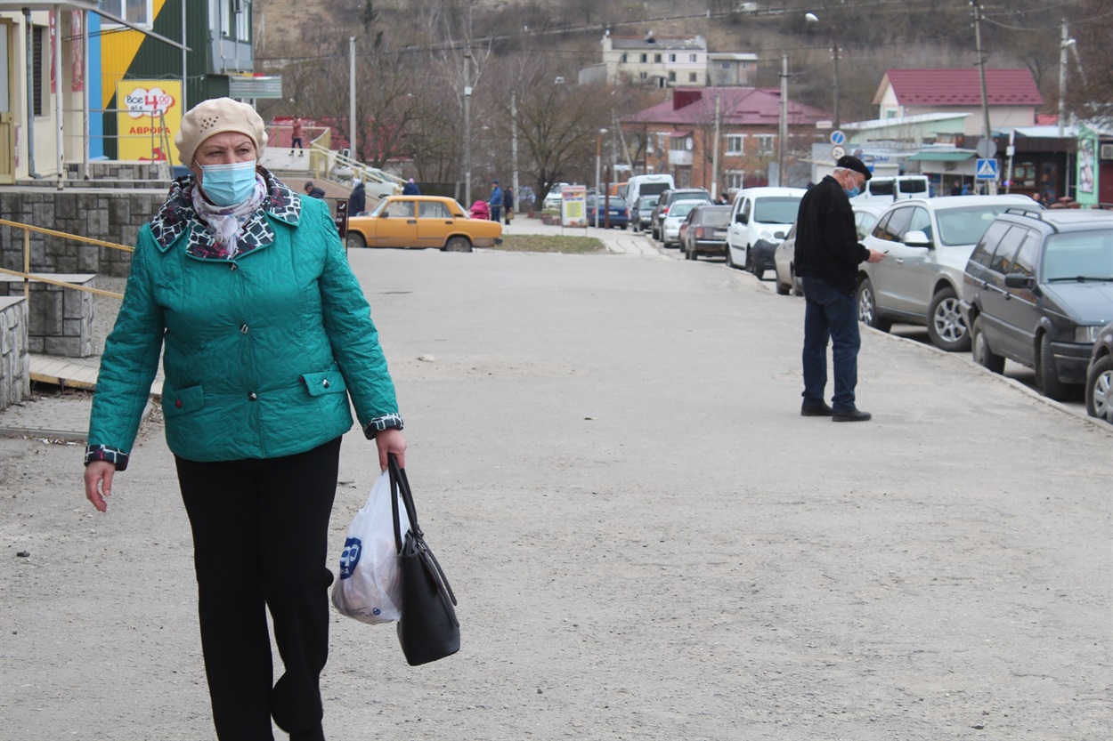На вулицях міста потрібно перебувати у масках
