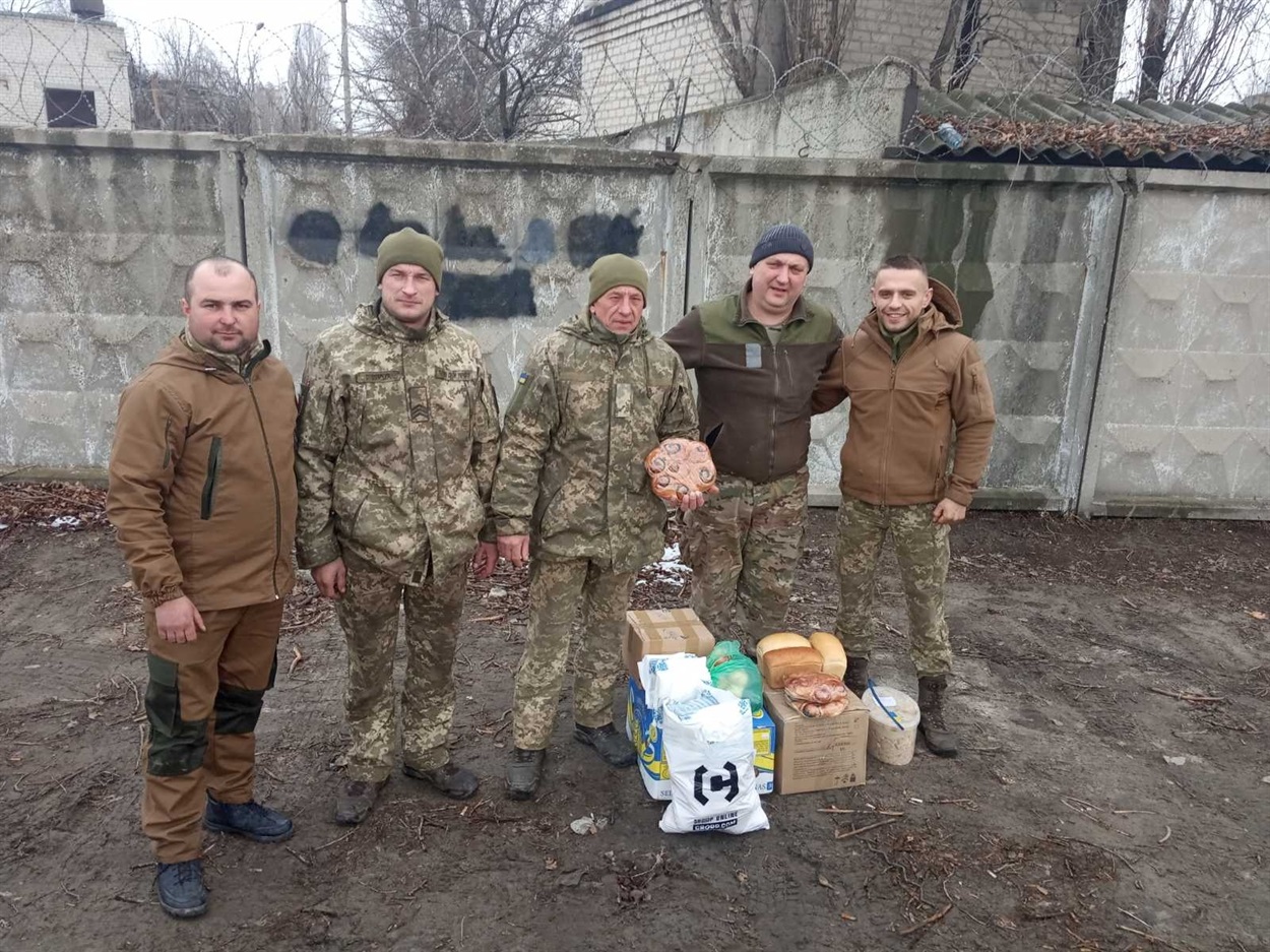 Під час чергової поїздки у лютому цього року городоцькі волонтери передали допомогу від рідних та односельчан нашого земляка із села Купин