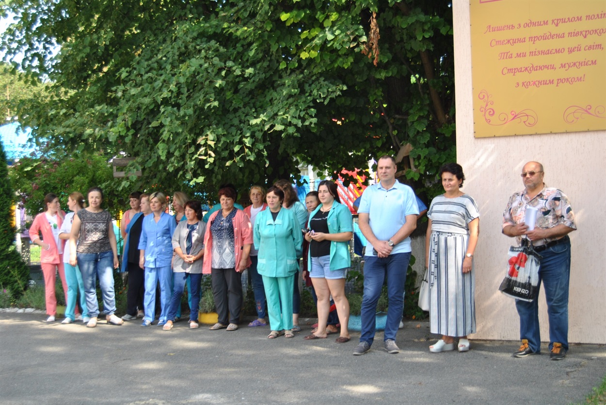 Працівники реабілітаційного центру спостерігали за всім що відбувалося на вулиці. Контрулювали процес представники влади Городоцької ОТГ.