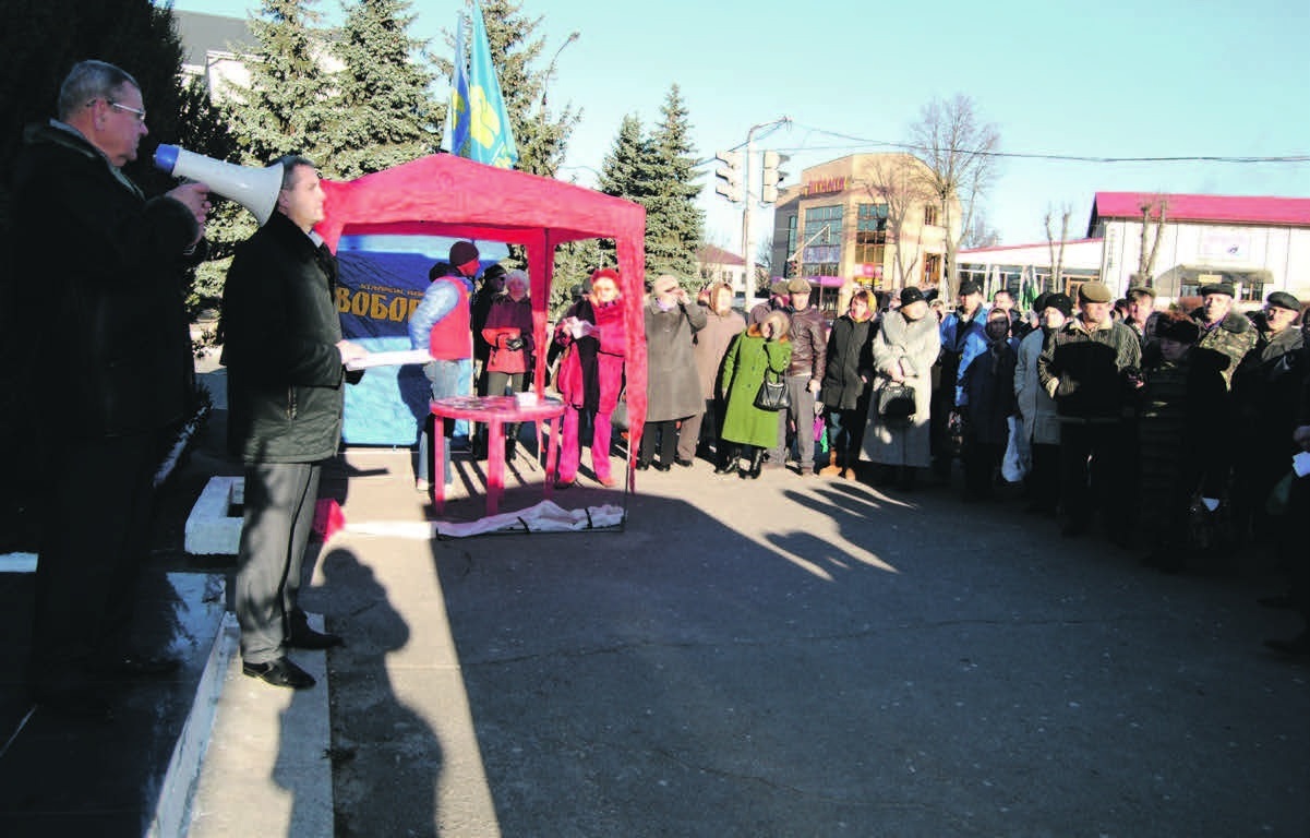 Сесія міської ради вперше біля пам’ятника Грушевського